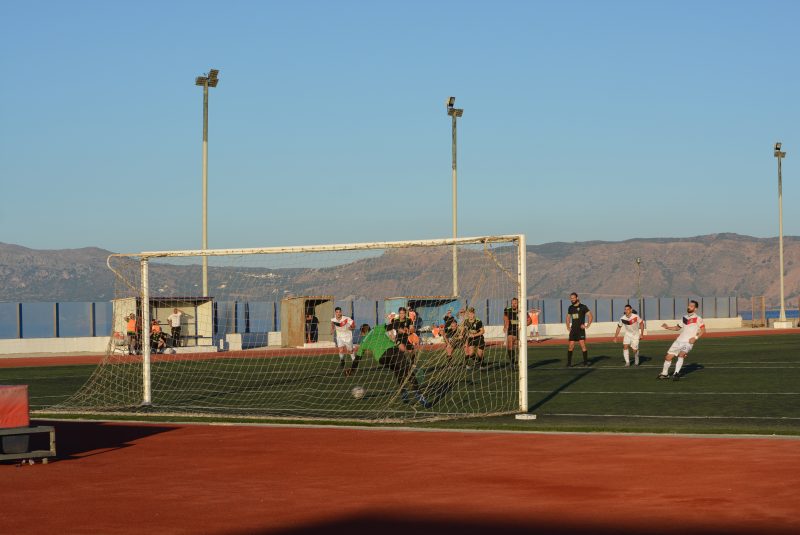 Ο Χατζηλιόντας πετυχαίνει από την "άσπρη βούλα" το γκολ που έκρινε την αναμέτρηση